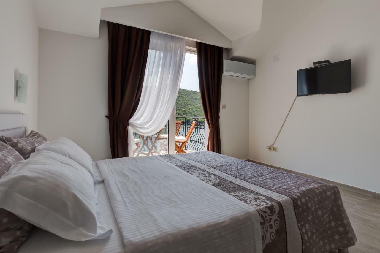 Villa San Apartments Tivat Bagian luar foto